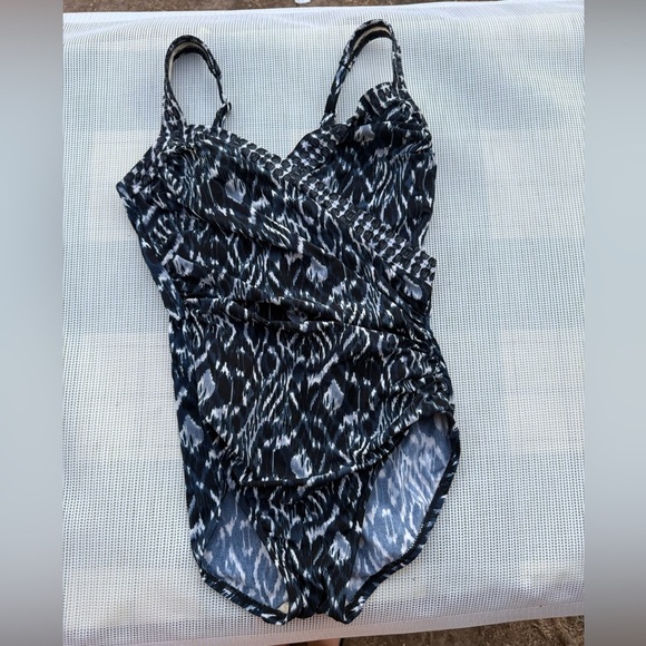 NWOT MIRACLESUIT WOMENS SIZE 10 Black and White Patterned Swimsuit - Picture 2 of 9